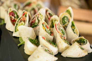 Salata ve masada pastırma ile lezzetli şal