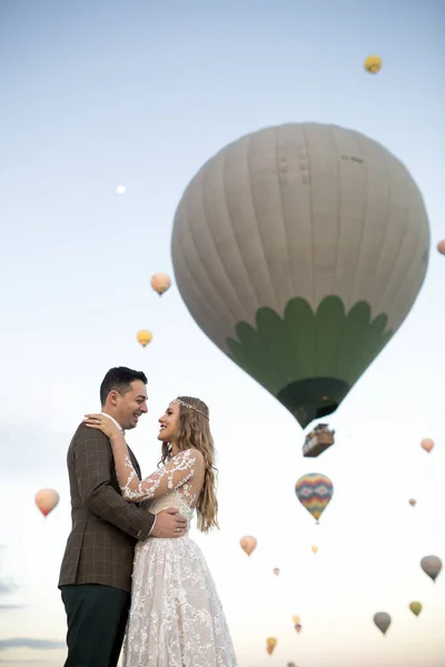 美丽的婚礼夫妇摆姿势在大自然附近的气球 — 图库照片
