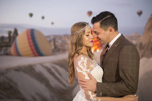 Schönes Hochzeitspaar Posiert Der Natur Der Nähe Von Luftballons — Stockfoto