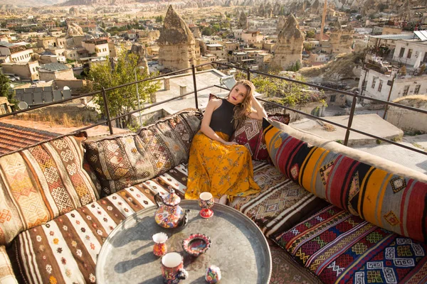 Beautiful Young Woman Sits One Cappadocia Roof Romantic Scene — Stock Photo, Image