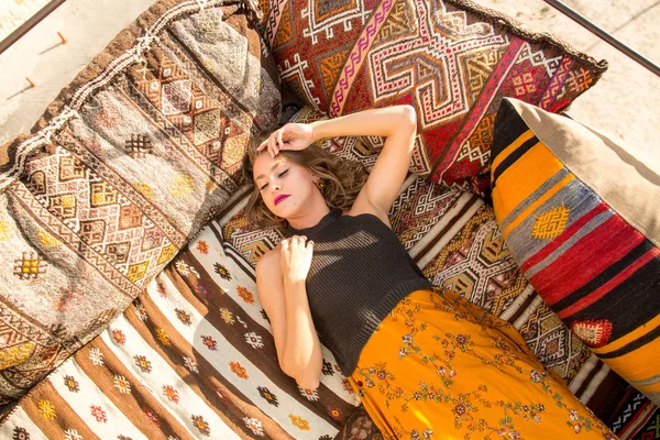 Güzel Bir Genç Kadın Bir Cappadocia Çatı Üzerine Oturur Romantik — Stok fotoğraf