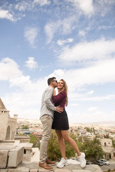 Schönes Romantisches Paar Posiert Auf Halskrause Kappadokien Türkei — Stockfoto