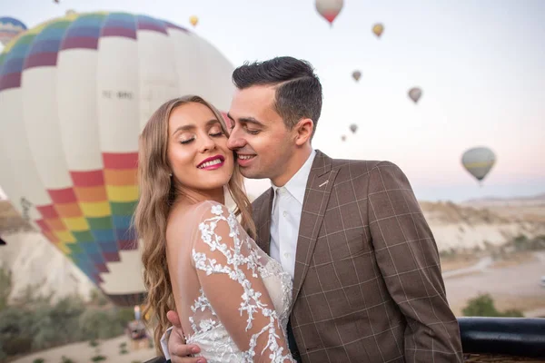 Schönes Hochzeitspaar Posiert Vor Heißluftballon — Stockfoto