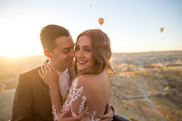 Bruidspaar Poseren Ballonnen Boven Cappadocië — Stockfoto