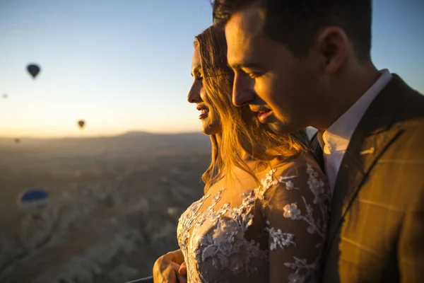 Hochzeitspaar Posiert Luftballons Über Kappadokien — Stockfoto