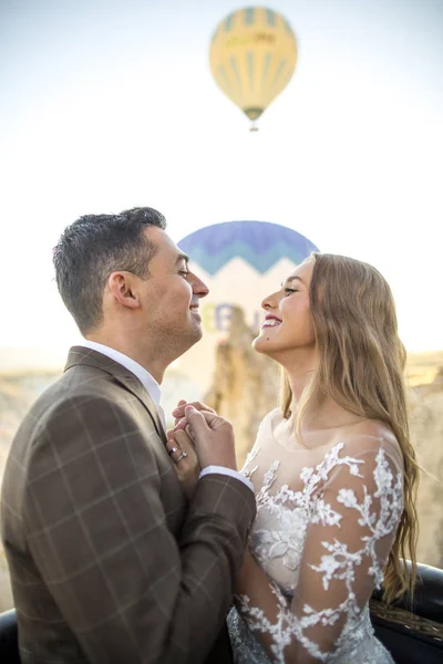 Bruidspaar Poseren Ballonnen Boven Cappadocië — Stockfoto