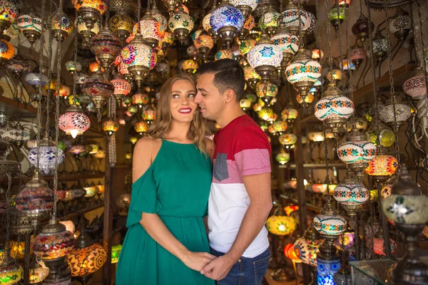 Belo Casal Possuindo Loja Com Lâmpadas Artesanato — Fotografia de Stock