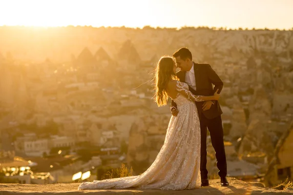 Mooie Bruidspaar Poseren Cappadocië Turkije — Stockfoto