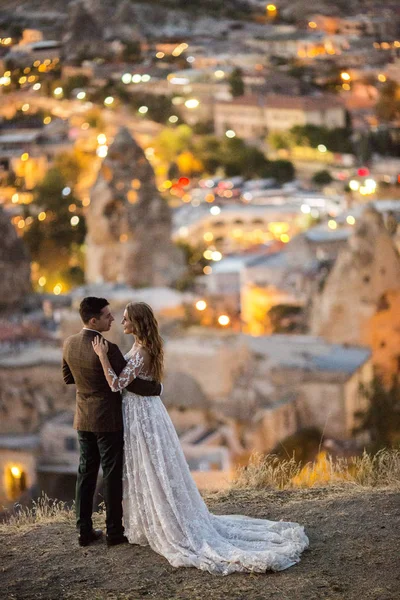 Schönes Hochzeitspaar Posiert Über Der Stadt Kappadokien — Stockfoto