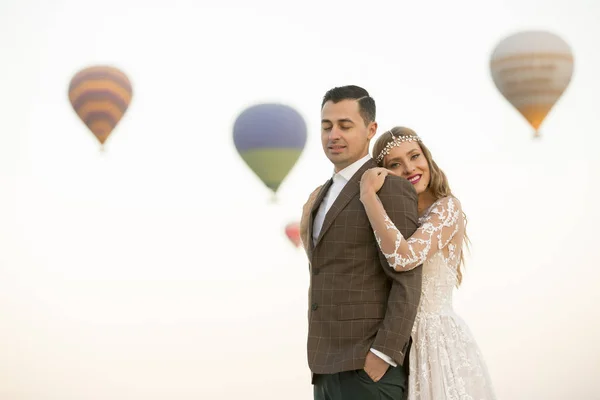 Verliebtes Hochzeitspaar Posiert Auf Gipfel Kappadokien — Stockfoto