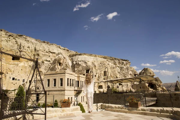 Mooie Blonde Vrouw Poseren Cappadocië Buurt Van Oude Rotsen — Stockfoto