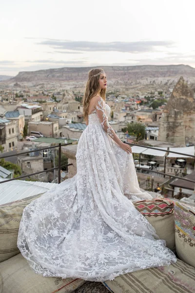 Kapadokya Poz Beyaz Uzun Elbiseli Güzel Sarışın Gelin — Stok fotoğraf