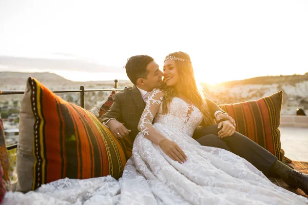 Schönes Hochzeitspaar Posiert Auf Halskrause — Stockfoto