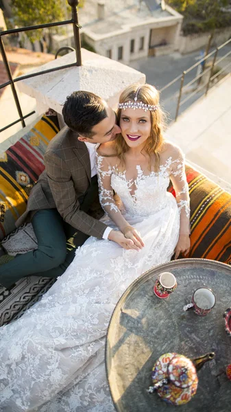 Schönes Hochzeitspaar Posiert Auf Halskrause — Stockfoto