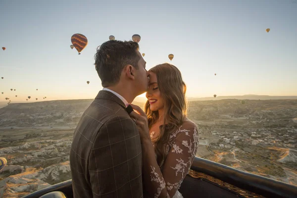 美丽的新婚夫妇摆在卡帕多西亚附近的气球 — 图库照片