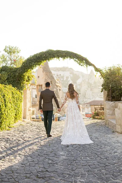 Schönes Hochzeitspaar Posiert Der Altstadt — Stockfoto