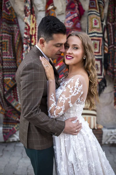 Hermosa Pareja Boda Novia Rubia Novio Guapo Posando Tienda Alfombras — Foto de Stock