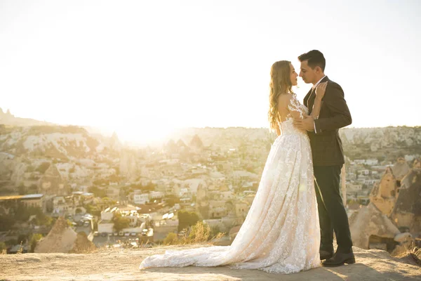 Schönes Hochzeitspaar Posiert Auf Gipfel Nahe Kappadokien — Stockfoto