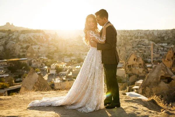 Mooie Bruidspaar Poseren Piek Buurt Van Cappadocië — Stockfoto