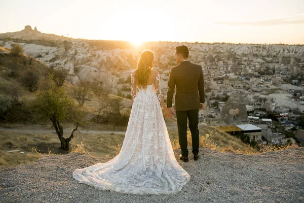 Schönes Hochzeitspaar Posiert Auf Gipfel Nahe Kappadokien — Stockfoto