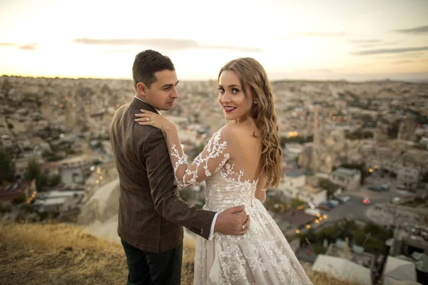 Schönes Hochzeitspaar Posiert Auf Gipfel Nahe Kappadokien — Stockfoto