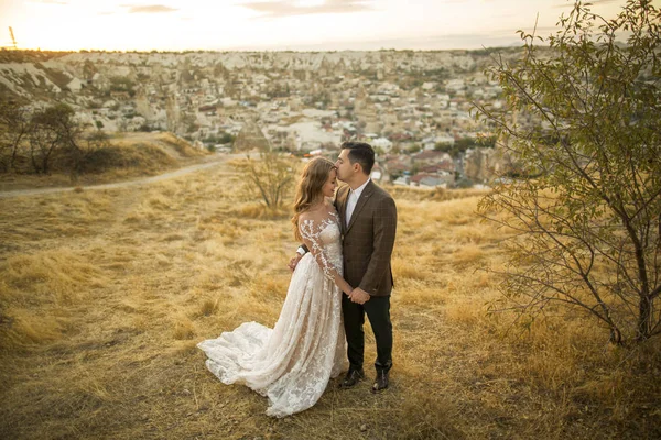 Schönes Hochzeitspaar Posiert Auf Gipfel Nahe Kappadokien — Stockfoto