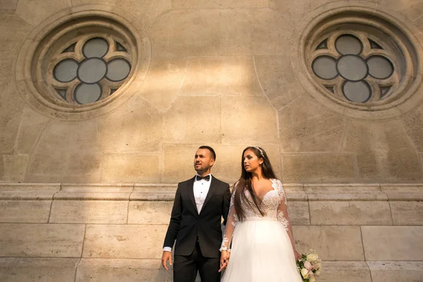 Hermosa Pareja Boda Posando Viejo Castillo —  Fotos de Stock