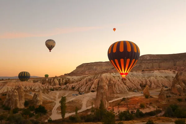 Τουρκία Μπαλόνια Goreme Kapadokya Της Καππαδοκίας Ανατολή Στα Βουνά Του Εικόνα Αρχείου