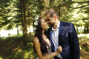 Forest yakınındaki güneş poz güzel düğün çifti