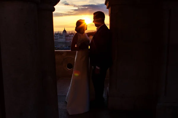 Silhouette Eines Schönen Paares Posiert Alten Schloss Bei Sonnenaufgang — Stockfoto