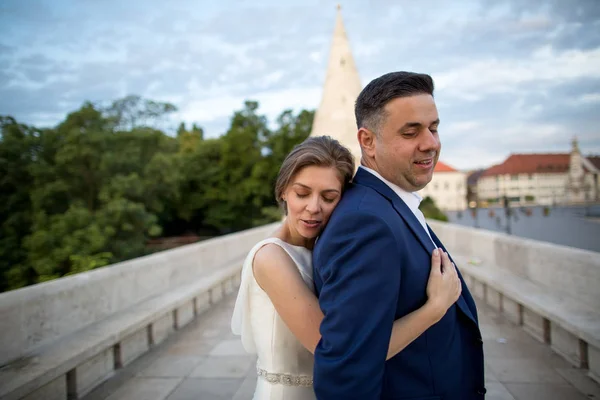 Verliebtes Hochzeitspaar Posiert Innenhof Des Alten Schlosses — Stockfoto