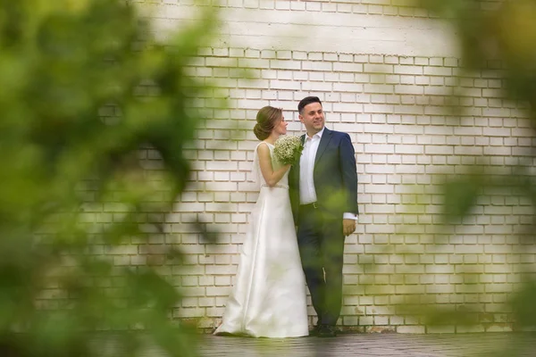 Hermosa Pareja Boda Posando Cerca Flores Ciudad — Foto de Stock