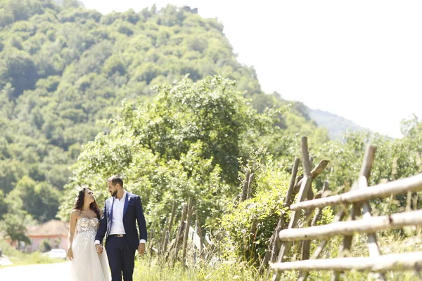 Hermosa Pareja Boda Posando Bosque — Foto de Stock