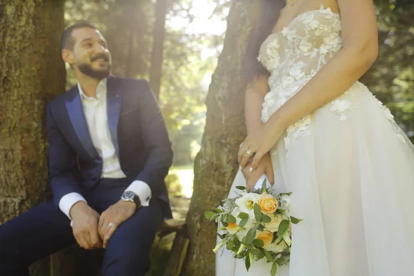 Hermosa Pareja Boda Posando Bosque —  Fotos de Stock