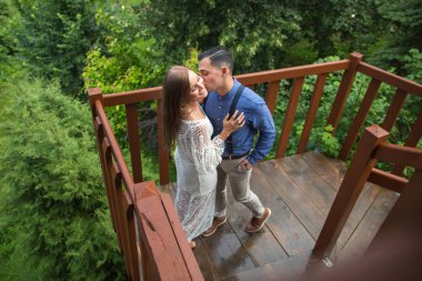 Ahşap yapı, doğada poz güzel düğün çifti