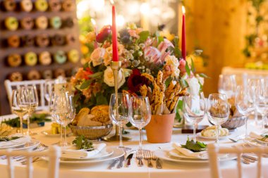 Düğün töreni için restoranda güzel masa