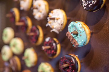 Ahşap stander üzerinde lezzetli börekler