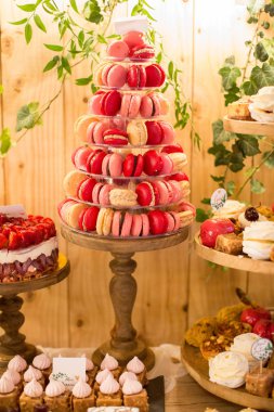 Lezzetli macaroons stander üzerinde