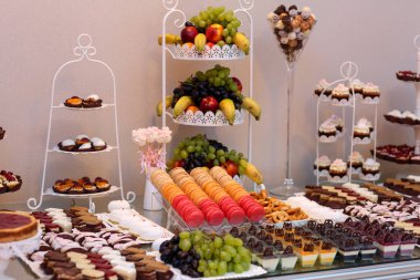 Lezzetli çikolata paketiyle meyve