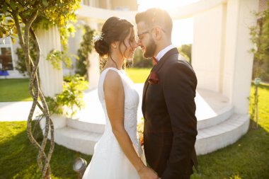 Lüks yapısı açık poz güzel düğün çifti