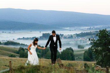 Sis tepelerde üzerine poz güzel düğün çifti