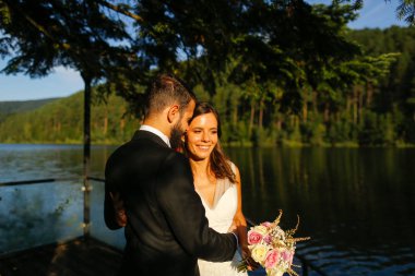 Güzel gelin ve yakışıklı damat açık poz
