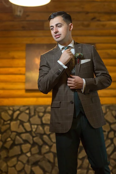 ハンサムな男性ファッション スーツでポーズ — ストック写真