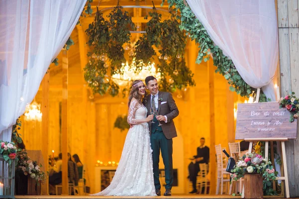 Красивая Модная Свадебная Пара Позирует Перед Местом Проведения Свадьбы Сарае — стоковое фото