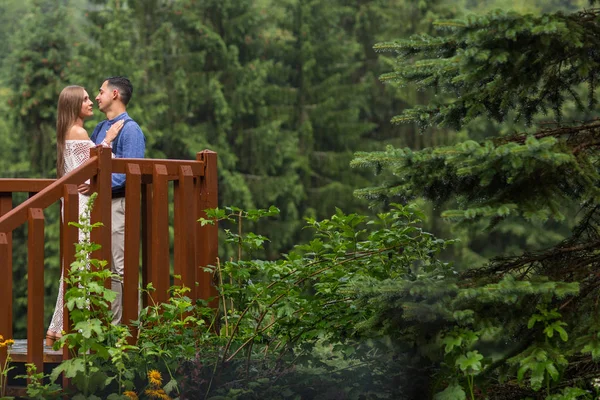 Mooie Bruidspaar Poseren Natuur Houtstructuur — Stockfoto