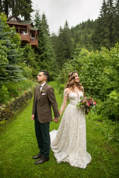 Hermosa Pareja Boda Posando Aire Libre Naturaleza —  Fotos de Stock