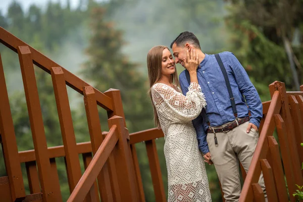 Schöne Braut Und Schöner Bräutigam Posiert Auf Holzkonstruktion Wald — Stockfoto