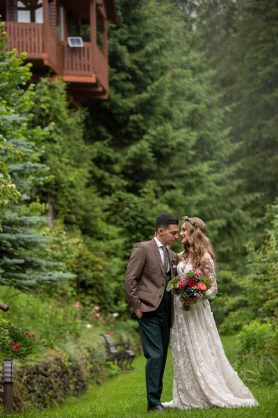 Mooie Bruidspaar Poseren Buiten Natuur — Stockfoto