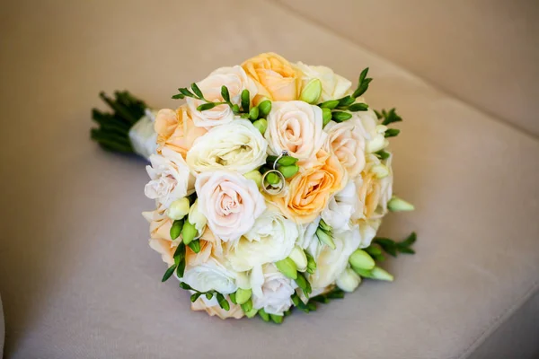 Bliska Piękny Bukiet Kwiatów Pierścienie — Zdjęcie stockowe