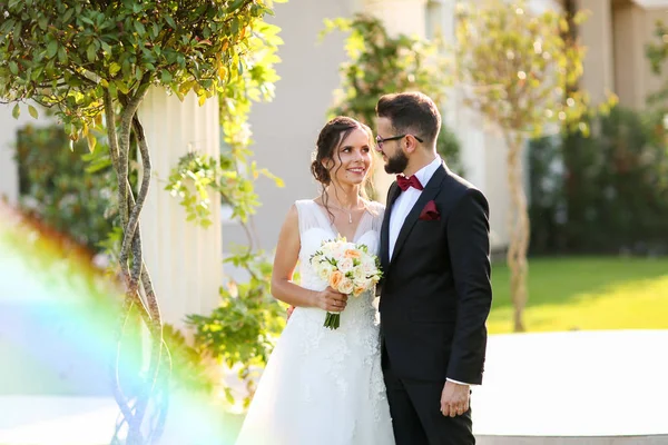 Casal Bonito Posando Livre Perto Estrutura Luxo — Fotografia de Stock